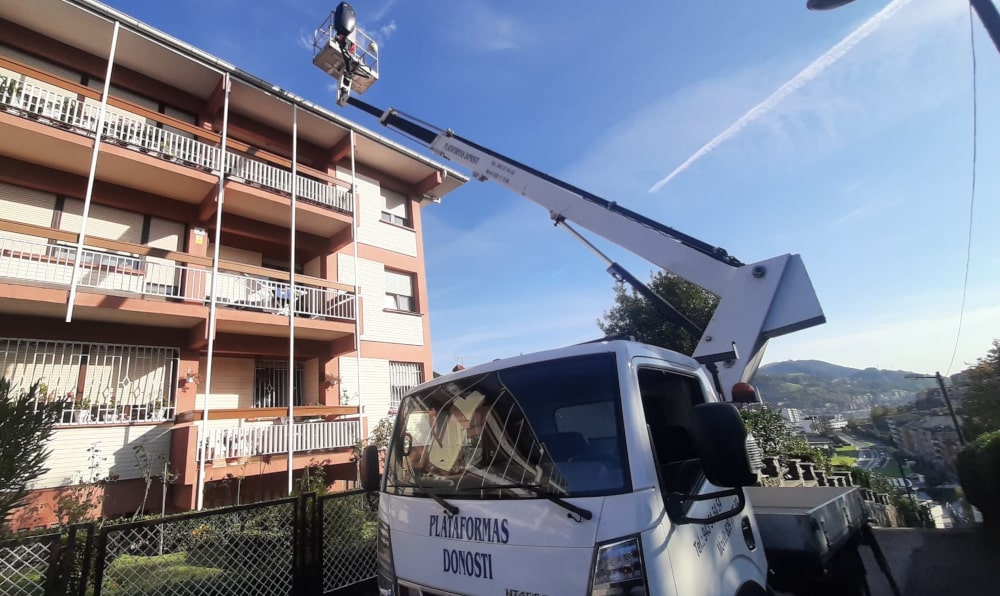 Camiones cesta para trabajos de altura en Donostia