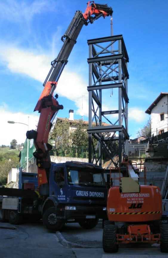 Alquila un camión pluma para elevar y transportar cargas en Donostia y alrededores